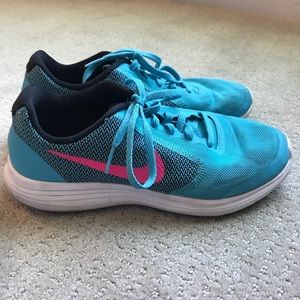 Nike Revolution 3 size 5.5 YOUTH